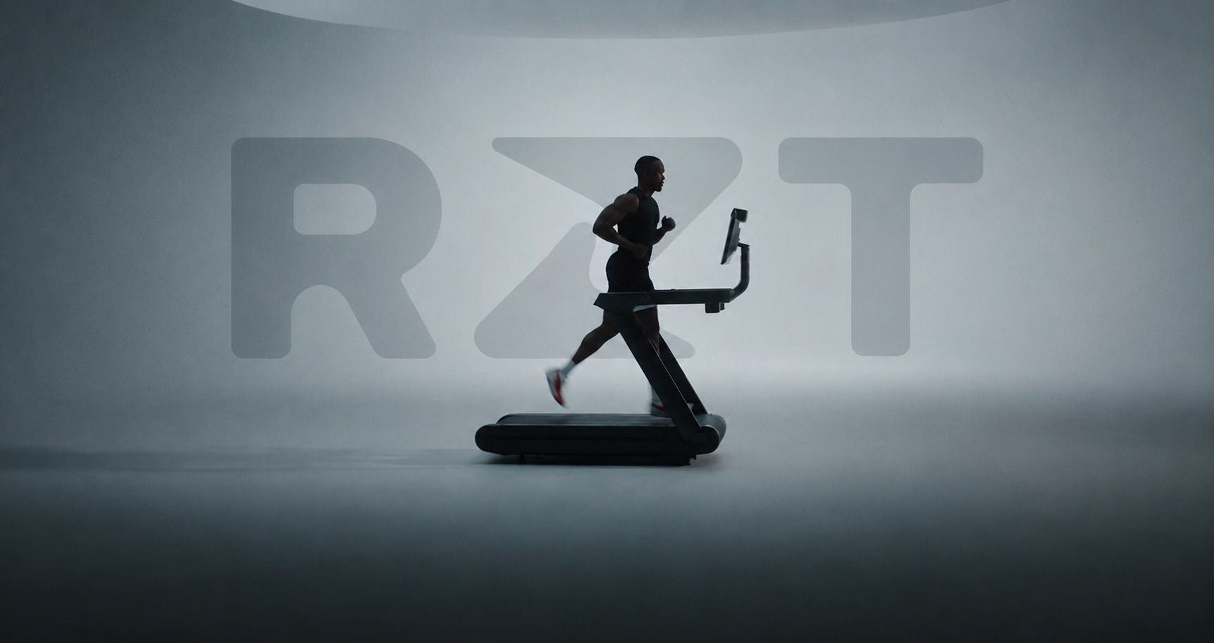Athlète en course sur tapis, devant le sigle RZT, en studio