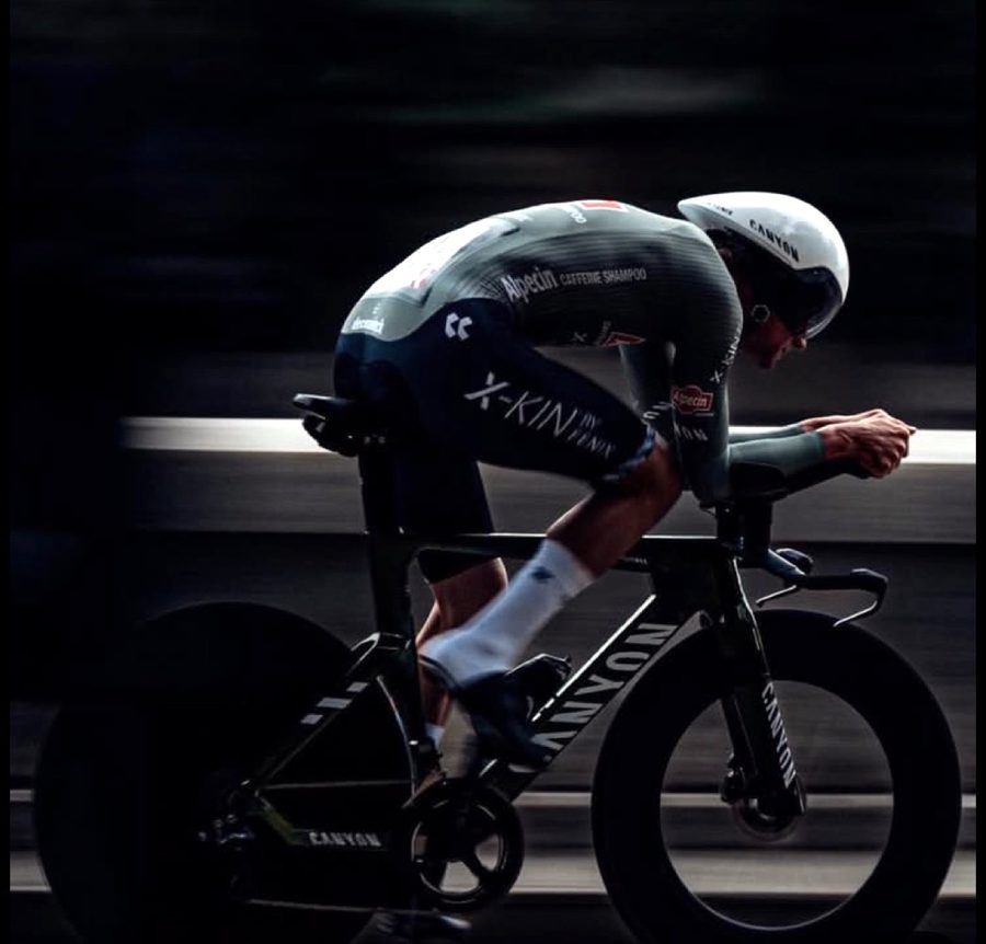Cycliste en contre-la-montre, position aérodynamique